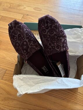 TOMS Women's Wine Velvet Floral Slip-On Flats